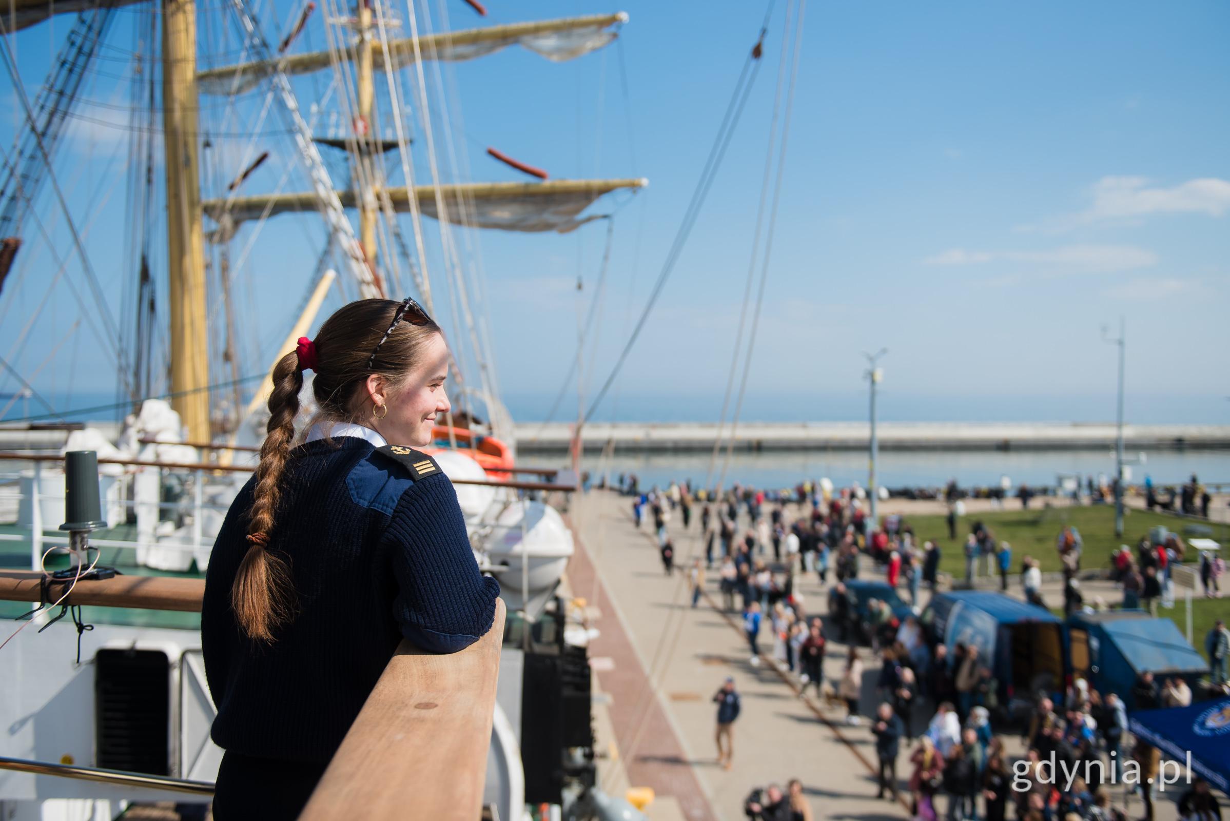 „Dar Młodzieży" wypłynął do USA pod żaglem 100-lecia Gdyni