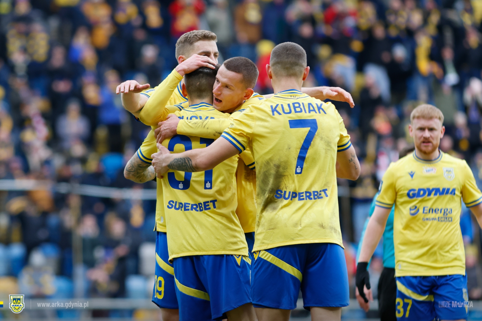 Nowy trener i murawa na decydującą fazę. Osiem finałów Arki