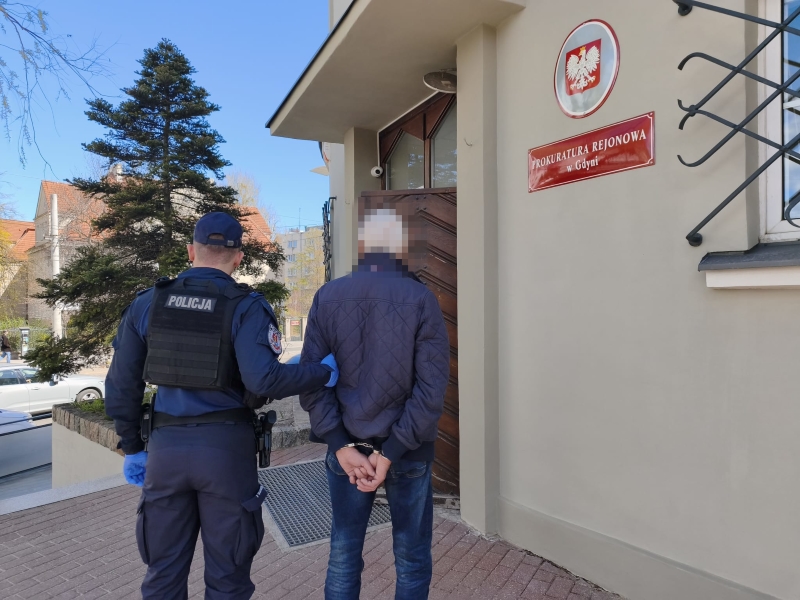 Pijany 72-letni kierowca z zakazem za kierownicą. Oferował policjantom 5 tys. zł. łapówki