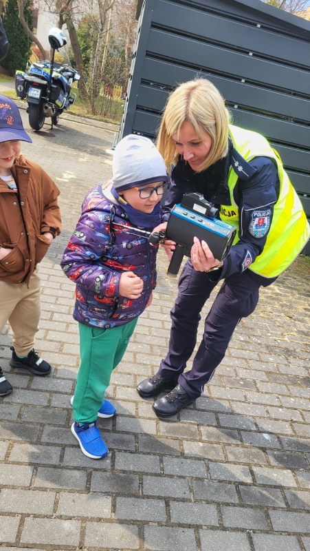 Policjanci z Gdyni w przedszkolu rozmawiali o bezpieczeństwie, odblaskach i swojej służbie