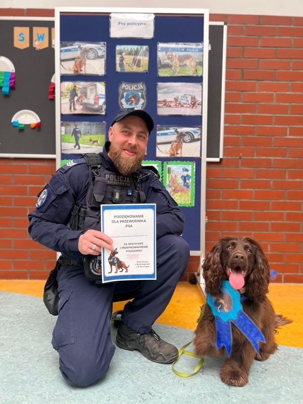Policjanci z psem służbowym odwiedzili uczniów.