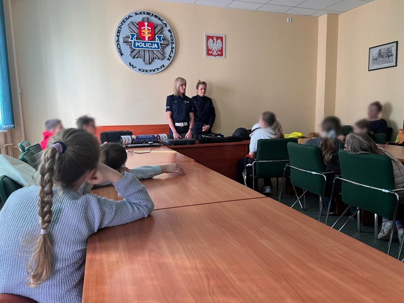 Profilaktyka i edukacja – uczniowie z wizytą w gdyńskiej komendzie