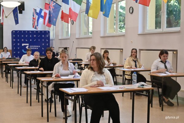 Ruszył egzaminacyjny maraton. Absolwentki i absolwenci „Trójki” zasiedli do międzynarodowej matury